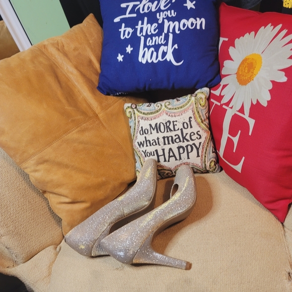 Kelly & Katie Silver Sparkly Closed Toe Heels 2.5 inch pumps - Picture 3 of 10